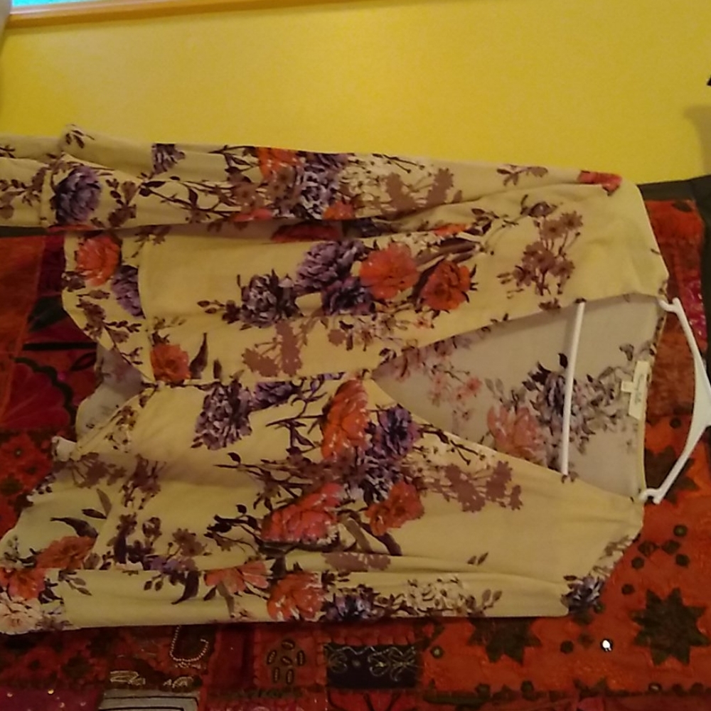 Cream flowered top - Picture 2 of 5